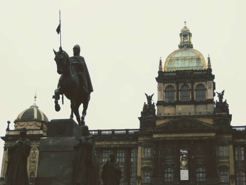 Praga, caballo y edificio